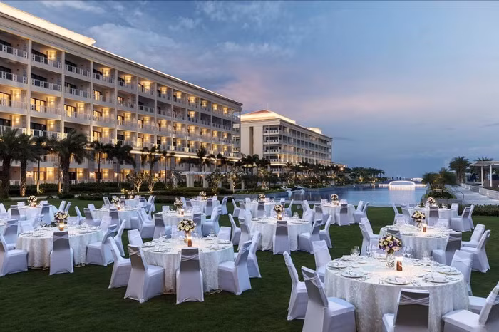 Không gian tổ chức tiệc cưới ngoài trời tại Sheraton Grand Đà Nẵng Resort.