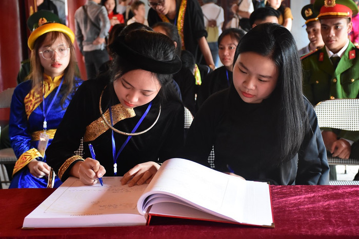 Nhiều học sinh, sinh viên xuất sắc trong học tập được vinh danh. Nhiều học sinh, sinh viên xuất sắc trong học tập được vinh danh.