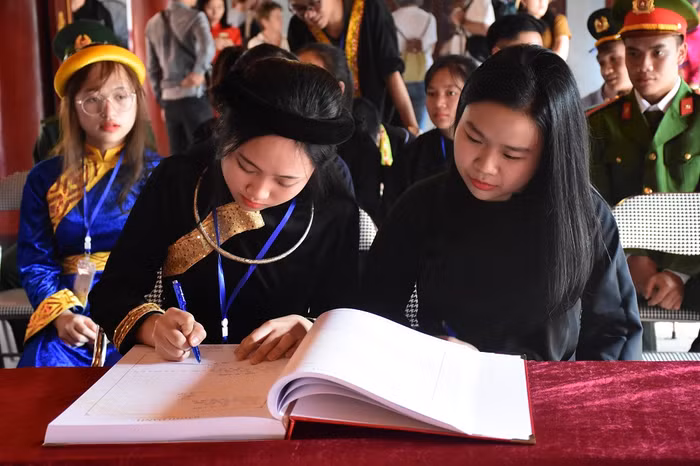 Nhiều học sinh, sinh viên xuất sắc trong học tập được vinh danh.