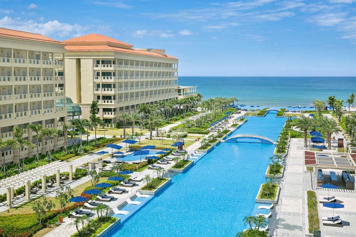 Bể bơi vô cực tuyệt đẹp tại khu nghỉ dưỡng Sheraton Grand Đà Nẵng Resort. Bể bơi vô cực tuyệt đẹp tại khu nghỉ dưỡng Sheraton Grand Đà Nẵng Resort.
