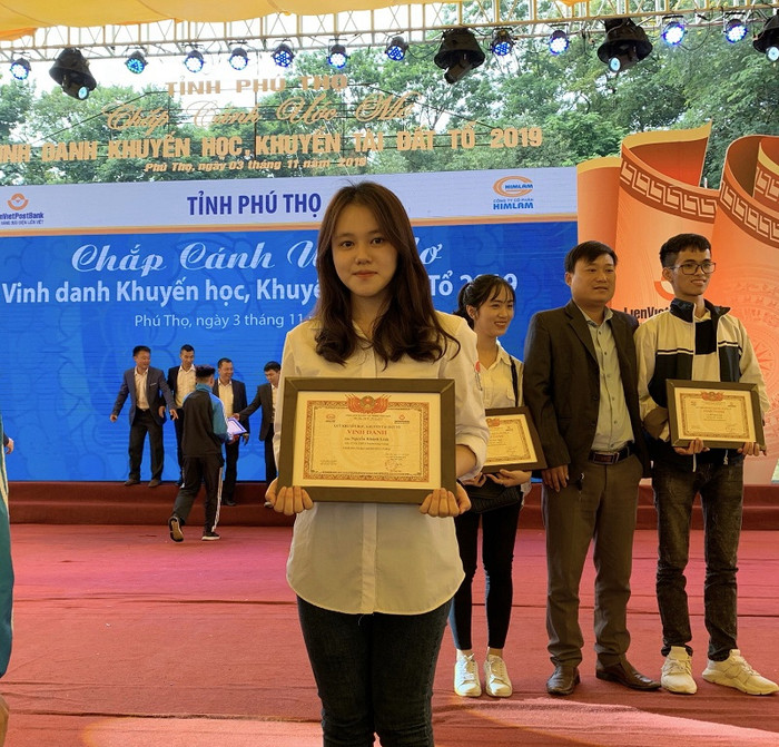 Em Nguyễn Khánh Linh - Học sinh Chuyên Văn, Trường trung học phổ thông Chuyên Hùng Vương. (Ảnh: N.V.C.C) Em Nguyễn Khánh Linh - Học sinh Chuyên Văn, Trường trung học phổ thông Chuyên Hùng Vương. (Ảnh: N.V.C.C)