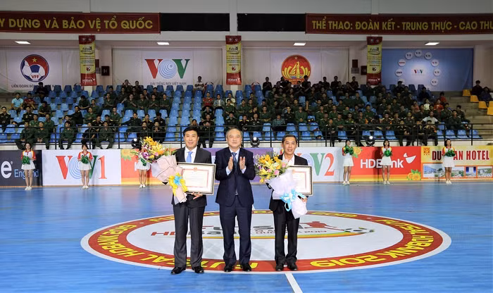 Ông Lê Thành Trung – Phó Tổng Giám đốc HDBank nhận bằng khen của Bộ Văn hóa - Thể thao và Du lịch