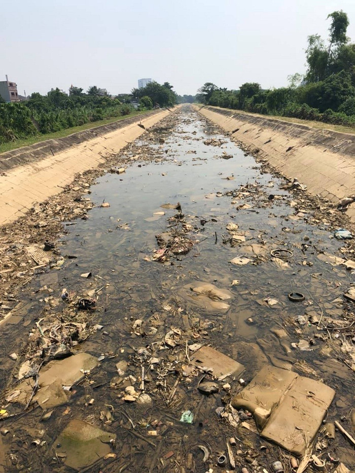 Rác đầy Kênh Bắc khi trơ đáy (Ảnh ghi nhận ngày 20/11/2019).