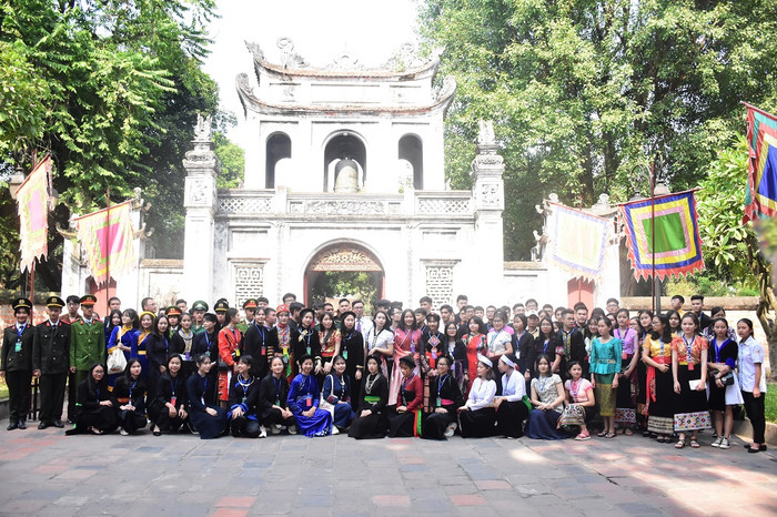 120 học sinh, sinh viên, thanh niên dân tộc thiểu số có thành tích tốt trong nhiều lĩnh vực báo công với các bậc tiền nhân tại Văn Miếu - Quốc Tử Giám. 120 học sinh, sinh viên, thanh niên dân tộc thiểu số có thành tích tốt trong nhiều lĩnh vực báo công với các bậc tiền nhân tại Văn Miếu - Quốc Tử Giám.
