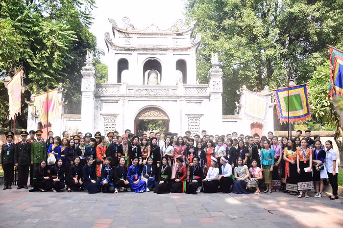 120 học sinh, sinh viên, thanh niên dân tộc thiểu số có thành tích tốt trong nhiều lĩnh vực báo công với các bậc tiền nhân tại Văn Miếu - Quốc Tử Giám.