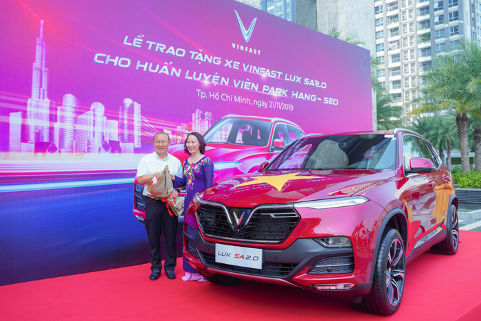 Huấn luyện viên Park Hang-seo chụp hình bên mẫu xe VinFast Lux SA2.0 phiên bản cao cấp. Huấn luyện viên Park Hang-seo chụp hình bên mẫu xe VinFast Lux SA2.0 phiên bản cao cấp.