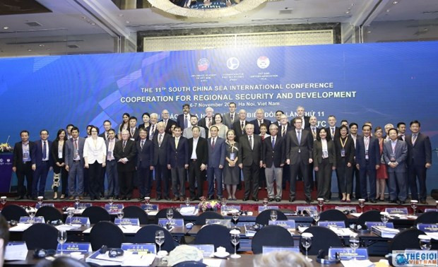 Các đại biểu chụp ảnh lưu niệm tại hội thảo. (Nguồn: baoquocte.vn) Các đại biểu chụp ảnh lưu niệm tại hội thảo. (Nguồn: baoquocte.vn)