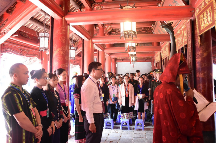 Buổi lễ được diễn ra trong không khí trang nghiêm. Ban tổ chức hy vọng đây sẽ là động lực dành cho học sinh, sinh viên, thanh niên dân tộc thiểu số vươn lên trong cuộc sống. Buổi lễ được diễn ra trong không khí trang nghiêm. Ban tổ chức hy vọng đây sẽ là động lực dành cho học sinh, sinh viên, thanh niên dân tộc thiểu số vươn lên trong cuộc sống.