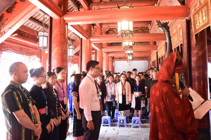 Buổi lễ được diễn ra trong không khí trang nghiêm. Ban tổ chức hy vọng đây sẽ là động lực dành cho học sinh, sinh viên, thanh niên dân tộc thiểu số vươn lên trong cuộc sống.