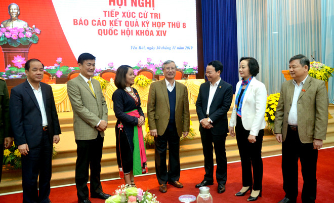 Đồng chí Thường trực Ban Bí thư Trần Quốc Vượng trao đổi với lãnh đạo tỉnh Yên Bái. Đồng chí Thường trực Ban Bí thư Trần Quốc Vượng trao đổi với lãnh đạo tỉnh Yên Bái.