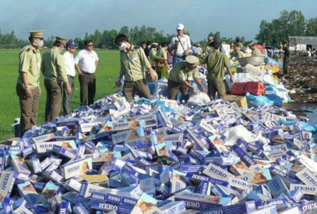 Xử lý nghiêm các vụ án buôn lậu thuốc lá (Ảnh minh họa: VGP). Xử lý nghiêm các vụ án buôn lậu thuốc lá (Ảnh minh họa: VGP).