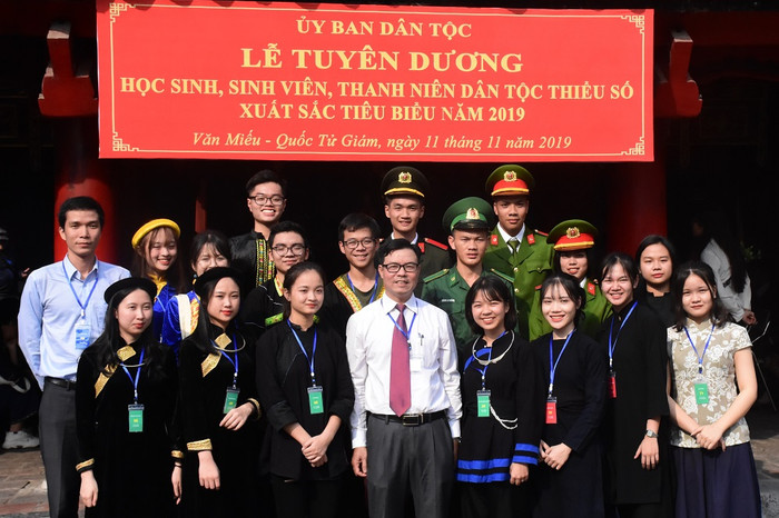 Đại diện Ủy ban Dân tộc chụp ảnh với sinh viên, thanh niên dân tộc thiểu số có thành tích tốt trong lao động, học tập. Đại diện Ủy ban Dân tộc chụp ảnh với sinh viên, thanh niên dân tộc thiểu số có thành tích tốt trong lao động, học tập.