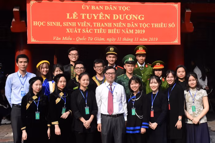 Đại diện Ủy ban Dân tộc chụp ảnh với sinh viên, thanh niên dân tộc thiểu số có thành tích tốt trong lao động, học tập.