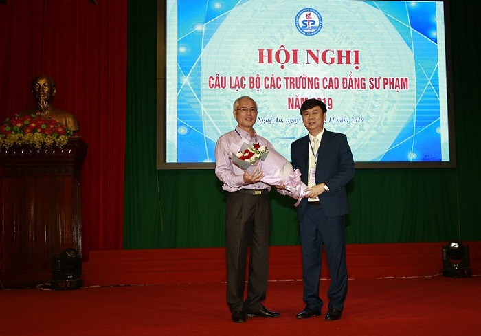 Tiến sĩ Nguyễn Trọng Hòa - Hiệu trường Trường cao đẳng Sư phạm Đắk Lắk nhận hoa đăng cai Hội thảo thường niên của Câu lạc bộ Các trường cao đẳng sư phạm sẽ được tổ chức vào tháng 4/2020. Tiến sĩ Nguyễn Trọng Hòa - Hiệu trường Trường cao đẳng Sư phạm Đắk Lắk nhận hoa đăng cai Hội thảo thường niên của Câu lạc bộ Các trường cao đẳng sư phạm sẽ được tổ chức vào tháng 4/2020.