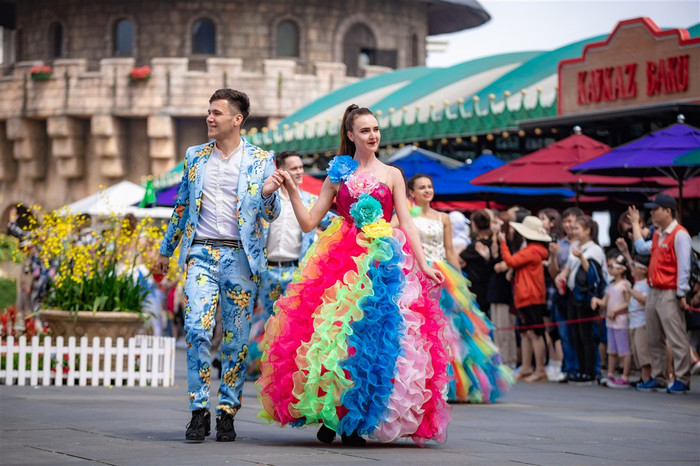 Vũ hội Ánh dương trên đỉnh Bà Nà. Vũ hội Ánh dương trên đỉnh Bà Nà.