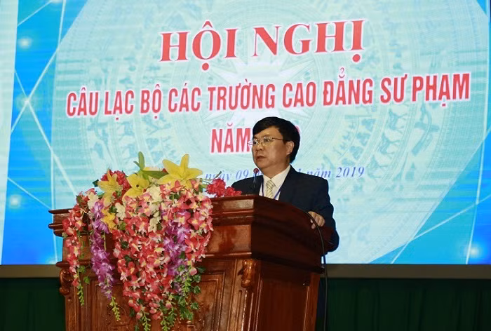 Phó giáo sư, Tiến sĩ Lưu Tiến Hưng - Bí thư Đảng ủy, Hiệu trưởng Trường cao đẳng Sư phạm Nghệ An phát biểu tại Hội nghị.