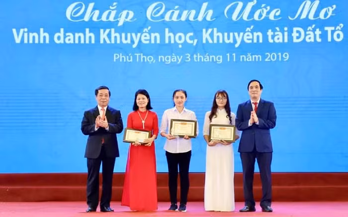 Bí thư Tỉnh ủy Bùi Minh Châu và Phó thống đốc ngân hàng Nhà nước Việt Nam Nguyễn Kim Anh tặng thưởng cho em Hoàng Thị Huyền Trang (đạt huy chương Đồng Olympic Quốc tế Sinh học lần thứ 30); em Ngô Thu Hà - học sinh chuyên Toán, Trường trung học Phổ thông Chuyên Hùng Vương (thủ khoa cả nước có điểm thi xét tuyển đại học 29,8 điểm) và cô Nguyễn Thu Hằng - Giáo viên giảng dạy bộ môn Sinh học của em Hoàng Thị Huyền Trang. (Ảnh: Phú Thọ Đất Tổ)