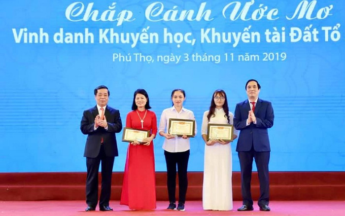 Bí thư Tỉnh ủy Bùi Minh Châu và Phó thống đốc ngân hàng Nhà nước Việt Nam Nguyễn Kim Anh tặng thưởng cho em Hoàng Thị Huyền Trang (đạt huy chương Đồng Olympic Quốc tế Sinh học lần thứ 30); em Ngô Thu Hà - học sinh chuyên Toán, Trường trung học Phổ thông Chuyên Hùng Vương (thủ khoa cả nước có điểm thi xét tuyển đại học 29,8 điểm) và cô Nguyễn Thu Hằng - Giáo viên giảng dạy bộ môn Sinh học của em Hoàng Thị Huyền Trang. (Ảnh: Phú Thọ Đất Tổ) Bí thư Tỉnh ủy Bùi Minh Châu và Phó thống đốc ngân hàng Nhà nước Việt Nam Nguyễn Kim Anh tặng thưởng cho em Hoàng Thị Huyền Trang (đạt huy chương Đồng Olympic Quốc tế Sinh học lần thứ 30); em Ngô Thu Hà - học sinh chuyên Toán, Trường trung học Phổ thông Chuyên Hùng Vương (thủ khoa cả nước có điểm thi xét tuyển đại học 29,8 điểm) và cô Nguyễn Thu Hằng - Giáo viên giảng dạy bộ môn Sinh học của em Hoàng Thị Huyền Trang. (Ảnh: Phú Thọ Đất Tổ)