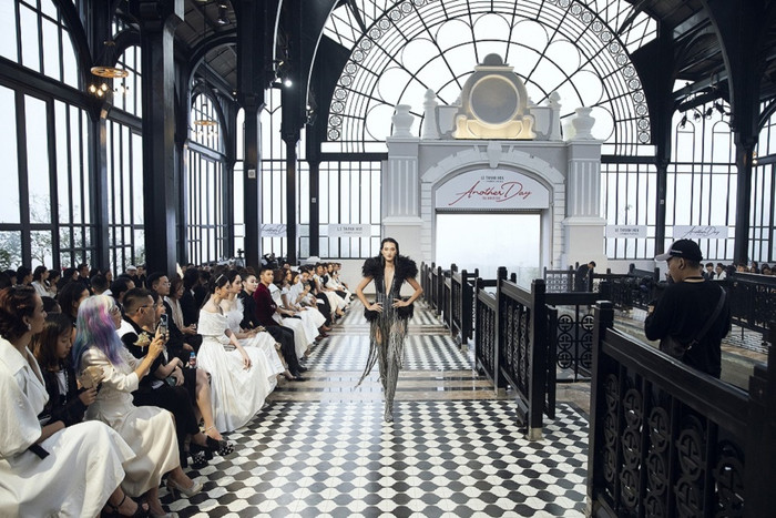 Nhà ga tàu hỏa leo núi Mường Hoa trở thành sàn diễn thời trang độc đáo. Nhà ga tàu hỏa leo núi Mường Hoa trở thành sàn diễn thời trang độc đáo.