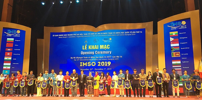 Đại diện các đoàn tham dự Kỳ thi Olympic Toán và Khoa học quốc tế (IMSO 2019) nhận kỉ niệm chương lưu niệm. Đại diện các đoàn tham dự Kỳ thi Olympic Toán và Khoa học quốc tế (IMSO 2019) nhận kỉ niệm chương lưu niệm.
