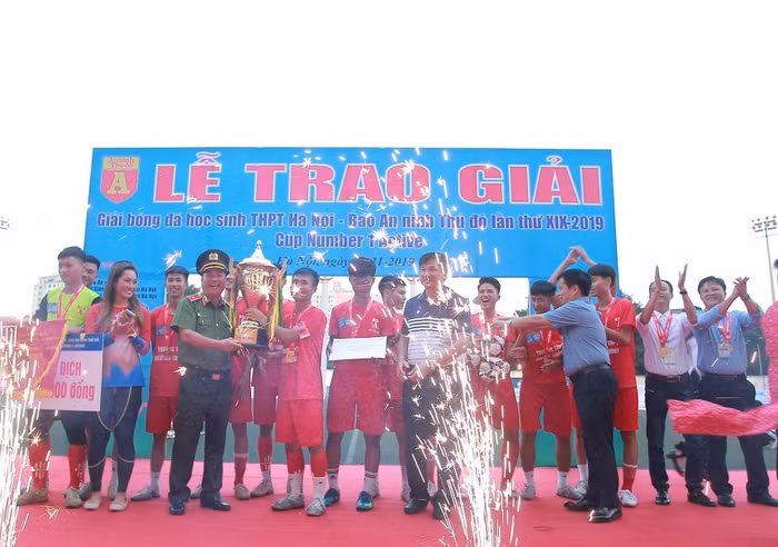 Đội bóng trung học phổ thông Ngô Sỹ Liên nhận chiếc cup vô địch Number 1. Active