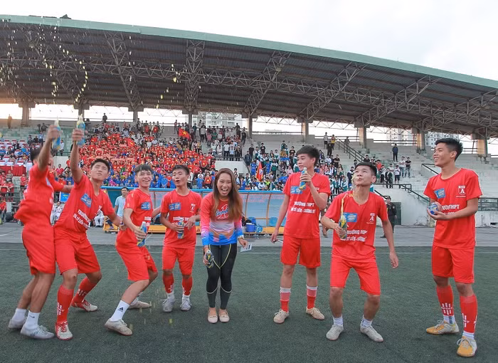 Thanh Vũ cuồng nhiệt cùng các cầu thủ trung học phổ thông Ngô Sỹ Liên.