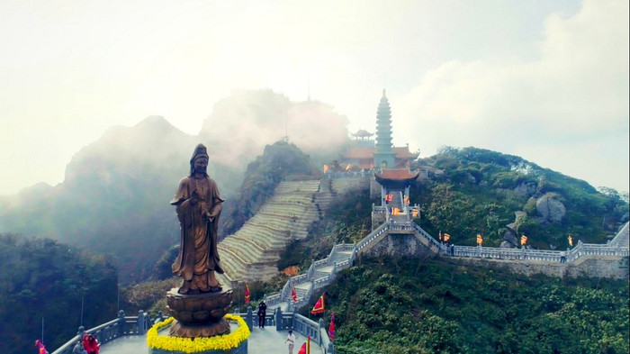 Tượng đồng Quan Thế Âm trên đỉnh Fansipan. Tượng đồng Quan Thế Âm trên đỉnh Fansipan.