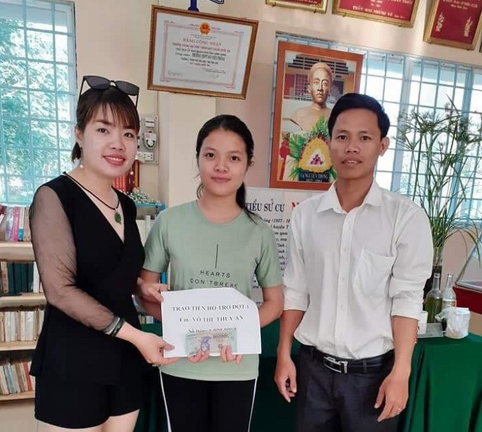 Một số Mạnh Thường Quân trao tiền hỗ trợ cho em Võ Thị Thúy An (Ảnh: tác giả cung cấp). Một số Mạnh Thường Quân trao tiền hỗ trợ cho em Võ Thị Thúy An (Ảnh: tác giả cung cấp).