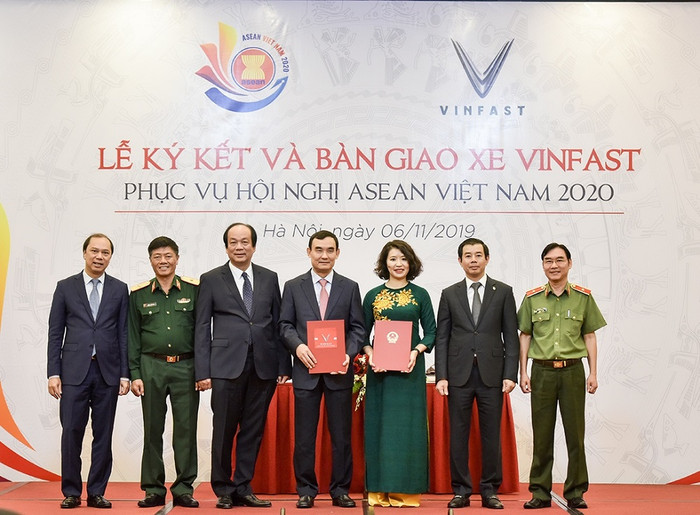 Lễ ký kết và bàn giao xe VinFast phục vụ Hội nghị ASEAN 2020 diễn ra sáng 6/11, chỉ ít ngày sau khi Việt Nam chính thức đảm nhận vai trò Chủ tịch ASEAN. Lễ ký kết và bàn giao xe VinFast phục vụ Hội nghị ASEAN 2020 diễn ra sáng 6/11, chỉ ít ngày sau khi Việt Nam chính thức đảm nhận vai trò Chủ tịch ASEAN.
