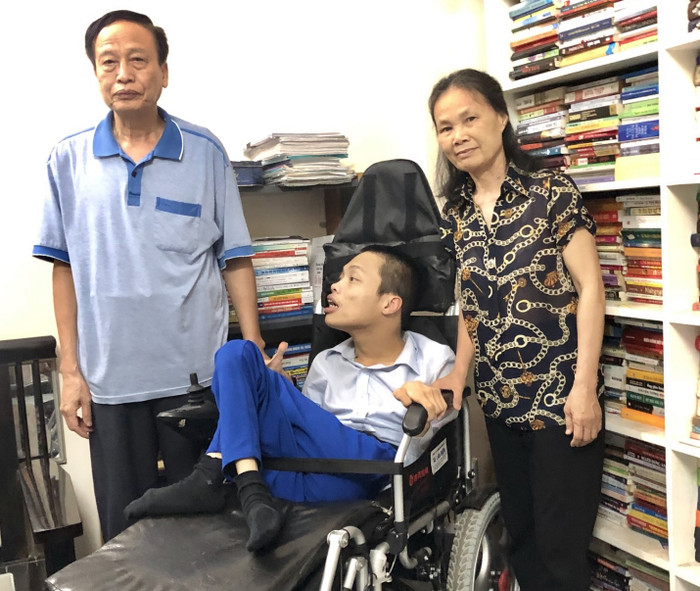 Đỗ Hà Cừ bị di chứng chất độc da cam từ khi mới sinh ra. Đỗ Hà Cừ bị di chứng chất độc da cam từ khi mới sinh ra.