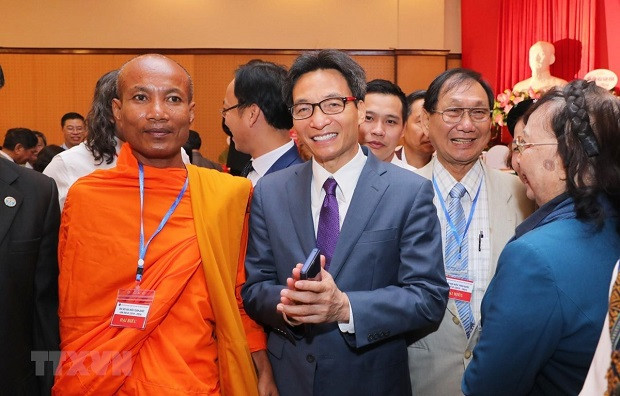 Phó Thủ tướng Chính phủ Vũ Đức Đam cùng các đại biểu dân tộc thiểu số tại Đại hội. (Ảnh: Thành Đạt/TTXVN) Phó Thủ tướng Chính phủ Vũ Đức Đam cùng các đại biểu dân tộc thiểu số tại Đại hội. (Ảnh: Thành Đạt/TTXVN)