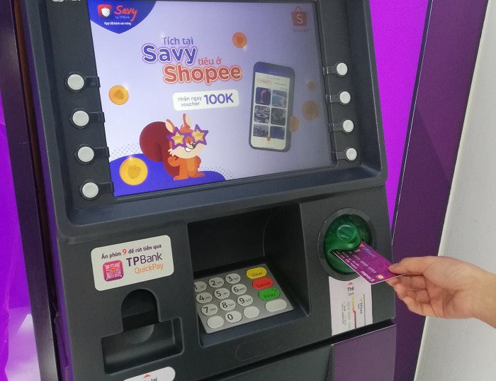 Mức phí phát hành thẻ chip TPBank ATM chỉ bằng 25% mức phí trên thị trường. Mức phí phát hành thẻ chip TPBank ATM chỉ bằng 25% mức phí trên thị trường.