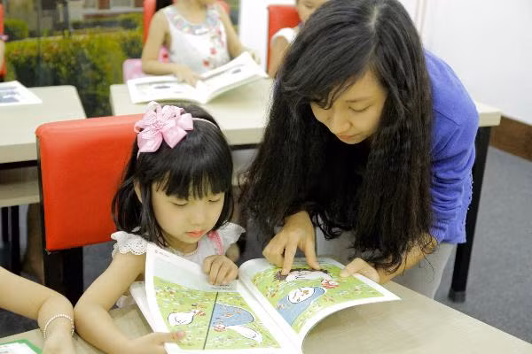 Giáo viên với sự nghiệp trồng người.