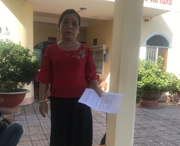 Cô giáo Hoài Thanh tại Tòa án nhân dân huyện Cái Nước trước giờ xét xử. Cô giáo Hoài Thanh tại Tòa án nhân dân huyện Cái Nước trước giờ xét xử.