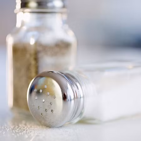 Thành phần chính của bột ngọt là glutamate, một axit amin cấu thành nên chất đạm và chiếm khoảng 10% hàm lượng axit amin từ protein ăn hàng ngày.