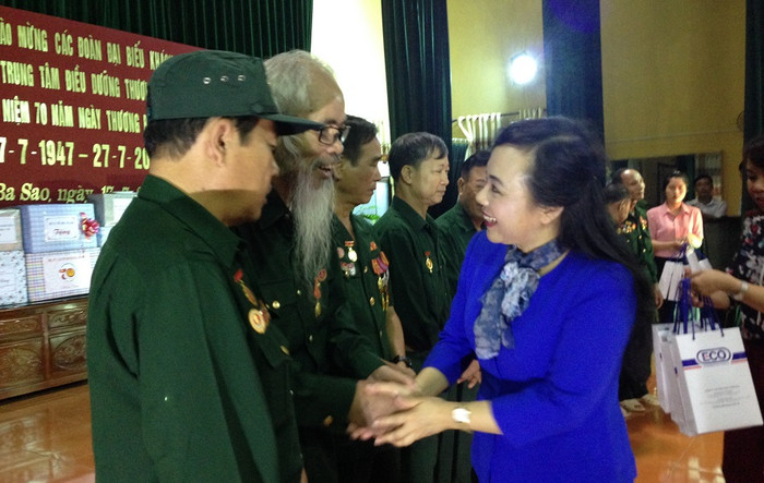 Bộ trưởng đã ân cần thăm hỏi sức khoẻ và động viên các đồng chí thương bệnh binh tiếp tục sống vui, sống khoẻ, là tấm gương sáng cho các thế hệ con cháu học tập và noi theo.