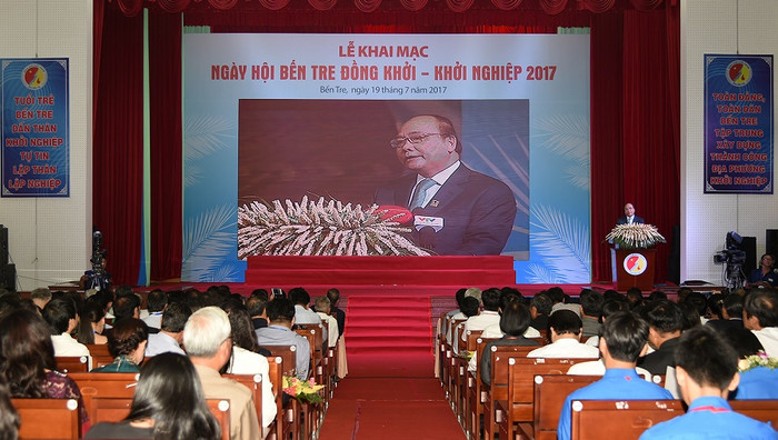 Thủ tướng nhắn nhủ hãy "tự tin" và "khát khao" vươn lên. ảnh: VGP. Thủ tướng nhắn nhủ hãy "tự tin" và "khát khao" vươn lên. ảnh: VGP.