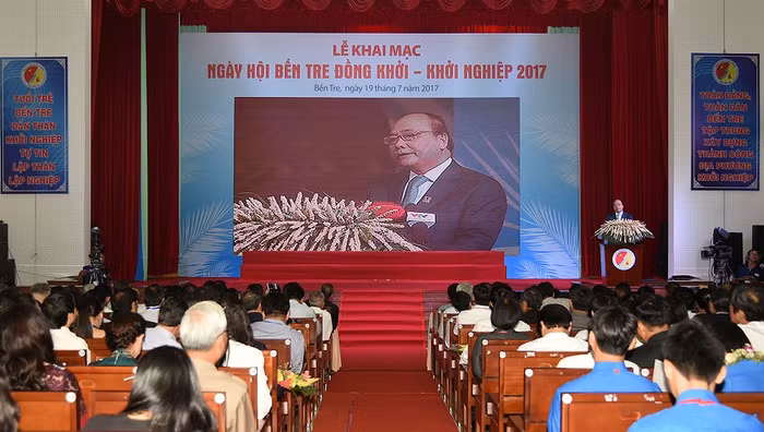 Thủ tướng nhắn nhủ hãy "tự tin" và "khát khao" vươn lên. ảnh: VGP.