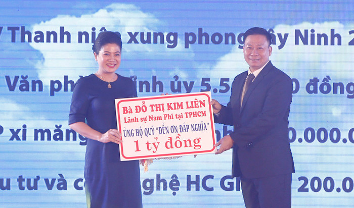 Lãnh sự Nam phi tại TPHCM Đỗ Thị Kim Liên ủng hộ 1 tỷ đồng chăm lo cho các gia đình có công với cách mạng tại Tây Ninh. Lãnh sự Nam phi tại TPHCM Đỗ Thị Kim Liên ủng hộ 1 tỷ đồng chăm lo cho các gia đình có công với cách mạng tại Tây Ninh.