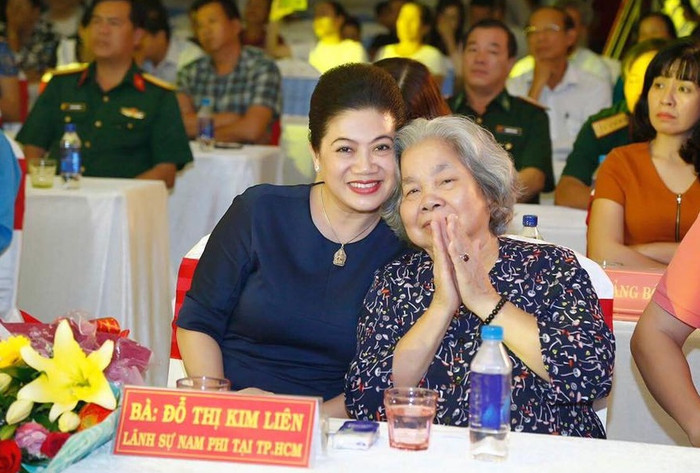 Lãnh sự Nam Phi tại Thành phố Hồ Chí Minh - bà Đỗ Thị Kim Liên đặc biệt quan tâm tới các gia đình cách mạng, các mẹ Việt Nam anh hùng, và những số phận không may mắn. Lãnh sự Nam Phi tại Thành phố Hồ Chí Minh - bà Đỗ Thị Kim Liên đặc biệt quan tâm tới các gia đình cách mạng, các mẹ Việt Nam anh hùng, và những số phận không may mắn.