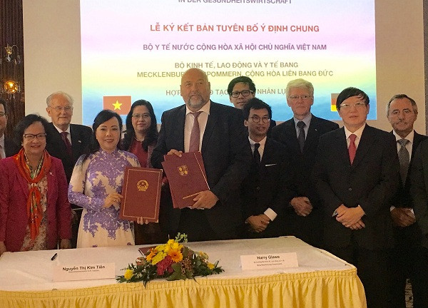 Bộ trưởng Y tế Nguyễn Thị Kim Tiến và Bộ trưởng Kinh tế, lao động và y tế bang Mecklenburg Vorpommern (Đức) - ông Harry Glawe ký bản Tuyên bố ý định chung hợp tác nguồn nhân lực y tế. Bộ trưởng Y tế Nguyễn Thị Kim Tiến và Bộ trưởng Kinh tế, lao động và y tế bang Mecklenburg Vorpommern (Đức) - ông Harry Glawe ký bản Tuyên bố ý định chung hợp tác nguồn nhân lực y tế.