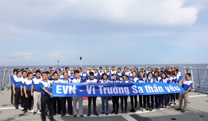 Đoàn công tác của Tập đoàn Điện lực Việt Nam thăm Trường Sa. Ảnh EVN EIC Đoàn công tác của Tập đoàn Điện lực Việt Nam thăm Trường Sa. Ảnh EVN EIC