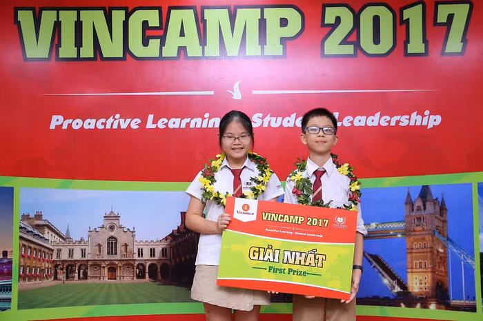 Hiền Anh - Quang Trung giành giải Nhất, trở thành 2 trong số 30 thí sinh xuất sắc nhất VinCamp 2017 dự Trại hè quốc tế kéo dài 10 ngày tại Anh quốc trong tháng 7/2017.