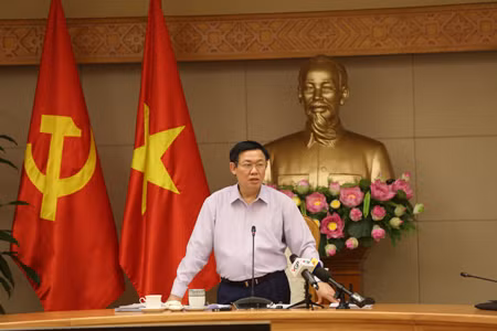 Phó Thủ tướng khẳng định “kiên quyết xử lý theo cơ chế thị trường với 2 điểm là tôn trọng nguyên tắc tự chủ, tự chịu trách nhiệm của các doanh nghiệp và Nhà nước kiên quyết không cấp thêm vốn vào các dự án, nhà máy. ảnh: vgp.