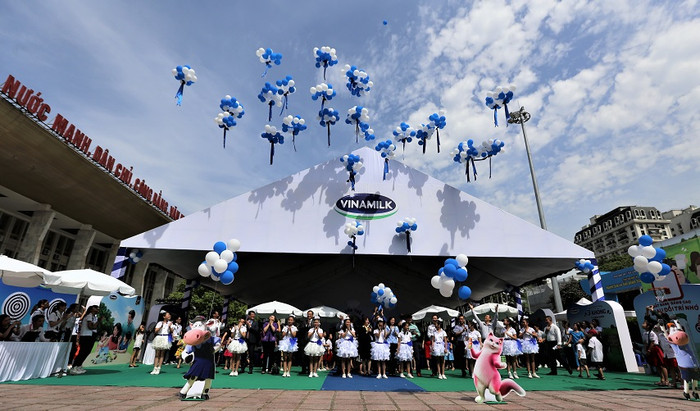 Lễ thả bóng tượng trưng cho ước mơ vươn cao Việt Nam – Vươn tầm thế giới mà Vinamilk mong muốn mang lại cho trẻ em Việt Nam. Lễ thả bóng tượng trưng cho ước mơ vươn cao Việt Nam – Vươn tầm thế giới mà Vinamilk mong muốn mang lại cho trẻ em Việt Nam.