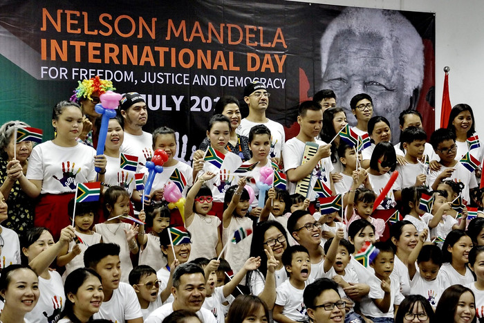 Những phút giây hạnh phúc của nhiều em nhỏ không may mắn trong "Ngày Quốc tế Nelson Mandela". ảnh: AT. Những phút giây hạnh phúc của nhiều em nhỏ không may mắn trong "Ngày Quốc tế Nelson Mandela". ảnh: AT.