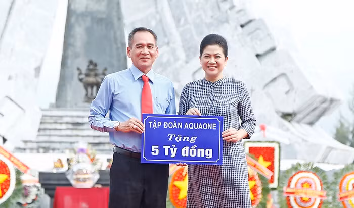 Bà Đỗ Thị Kim Liên tặng 5 tỷ đồng xây dựng nhà tình nghĩa cho các đồng chí cựu chiến binh và các bà mẹ Việt Nam anh hùng có hoàn cảnh khó khăn.