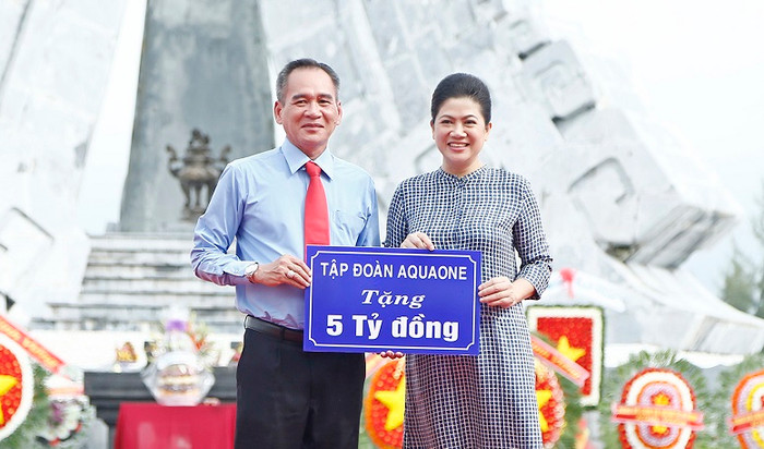 Bà Đỗ Thị Kim Liên tặng 5 tỷ đồng xây dựng nhà tình nghĩa cho các đồng chí cựu chiến binh và các bà mẹ Việt Nam anh hùng có hoàn cảnh khó khăn. Bà Đỗ Thị Kim Liên tặng 5 tỷ đồng xây dựng nhà tình nghĩa cho các đồng chí cựu chiến binh và các bà mẹ Việt Nam anh hùng có hoàn cảnh khó khăn.