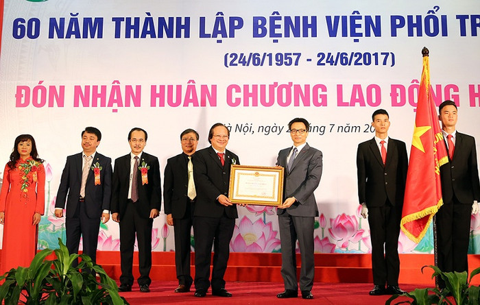 Thay mặt lãnh đạo Đảng, Nhà nước, Phó Thủ tướng Vũ Đức Đam trao tặng Huân chương Lao động hạng Nhất cho Bệnh viện Phổi Trung ương. Ảnh: VGP. Thay mặt lãnh đạo Đảng, Nhà nước, Phó Thủ tướng Vũ Đức Đam trao tặng Huân chương Lao động hạng Nhất cho Bệnh viện Phổi Trung ương. Ảnh: VGP.