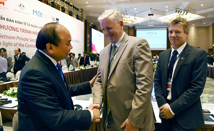 Thủ tướng Nguyễn Xuân Phúc chào đón khách mời tham dự Diễn đàn Kinh tế tư nhân Việt Nam (VPSF) lần thứ 2 - năm 2017. ảnh: VGP. Thủ tướng Nguyễn Xuân Phúc chào đón khách mời tham dự Diễn đàn Kinh tế tư nhân Việt Nam (VPSF) lần thứ 2 - năm 2017. ảnh: VGP.